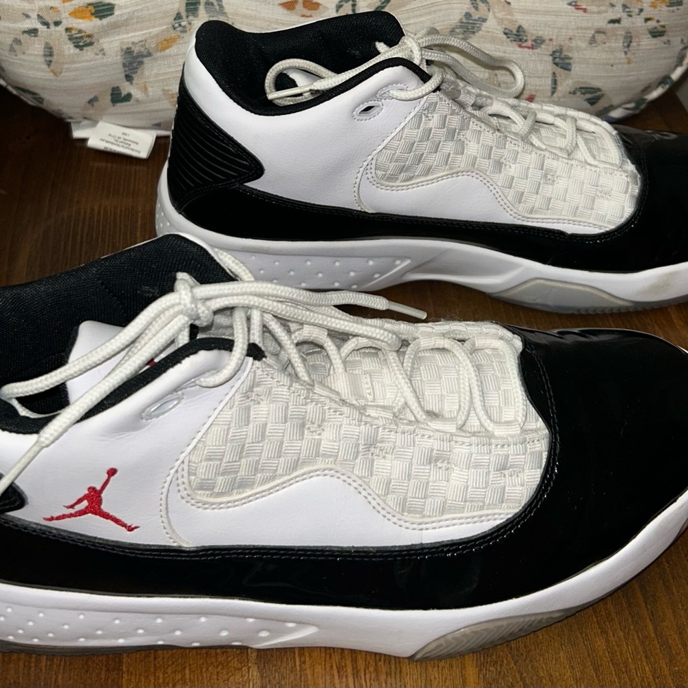 Men’s Jordan Max Aura 2 White Black Gym Red Size 11